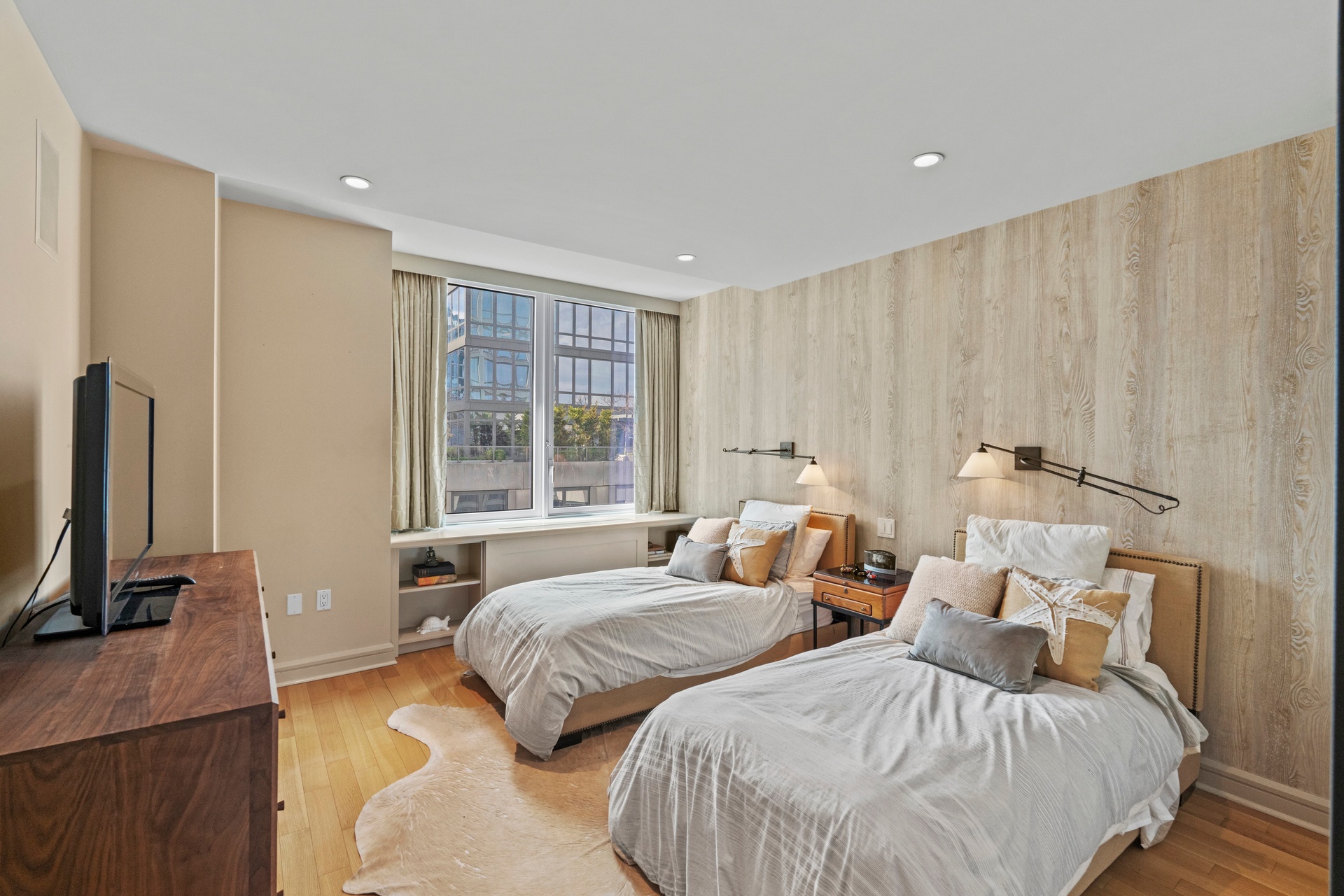 80 Riverside Boulevard 16-P