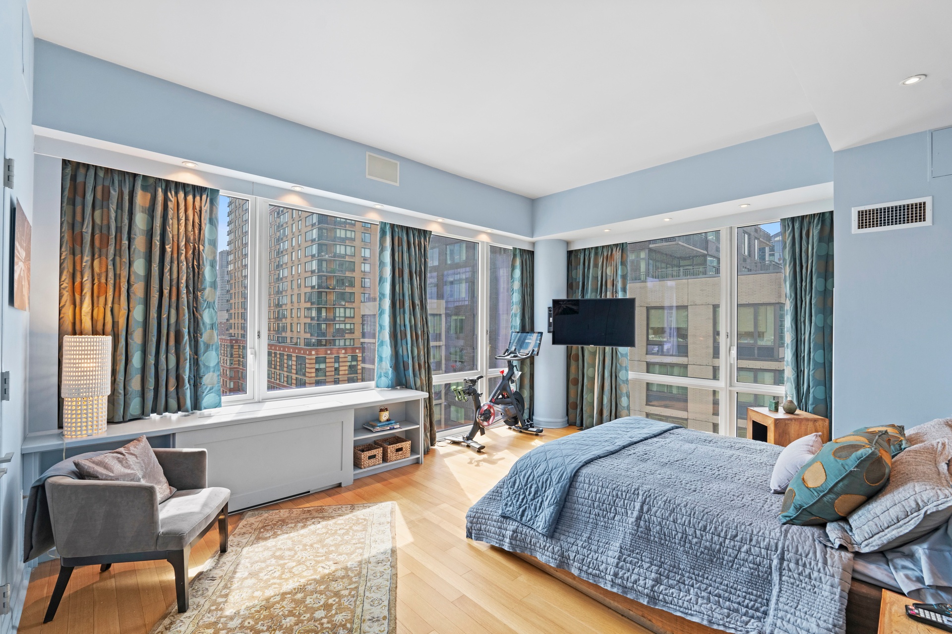 80 Riverside Boulevard 16-P