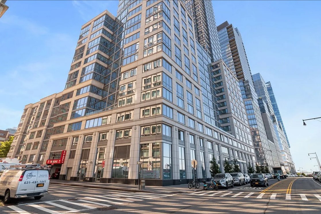 80 Riverside Boulevard 8-D