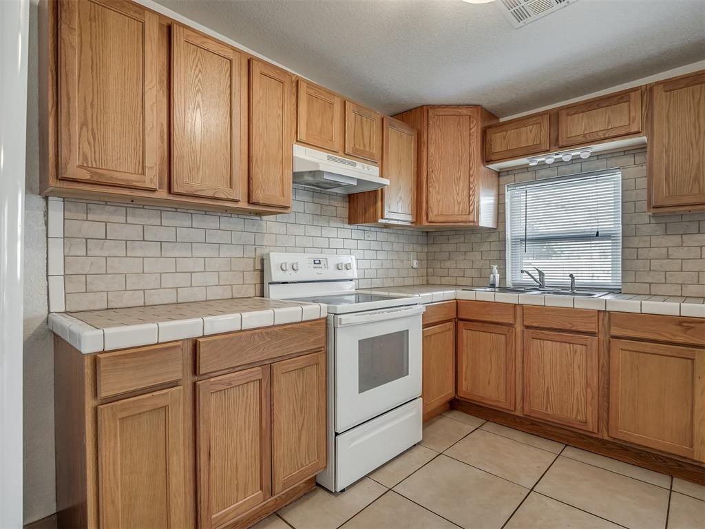 603 E Charles Avenue