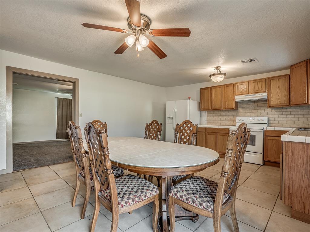 603 E Charles Avenue