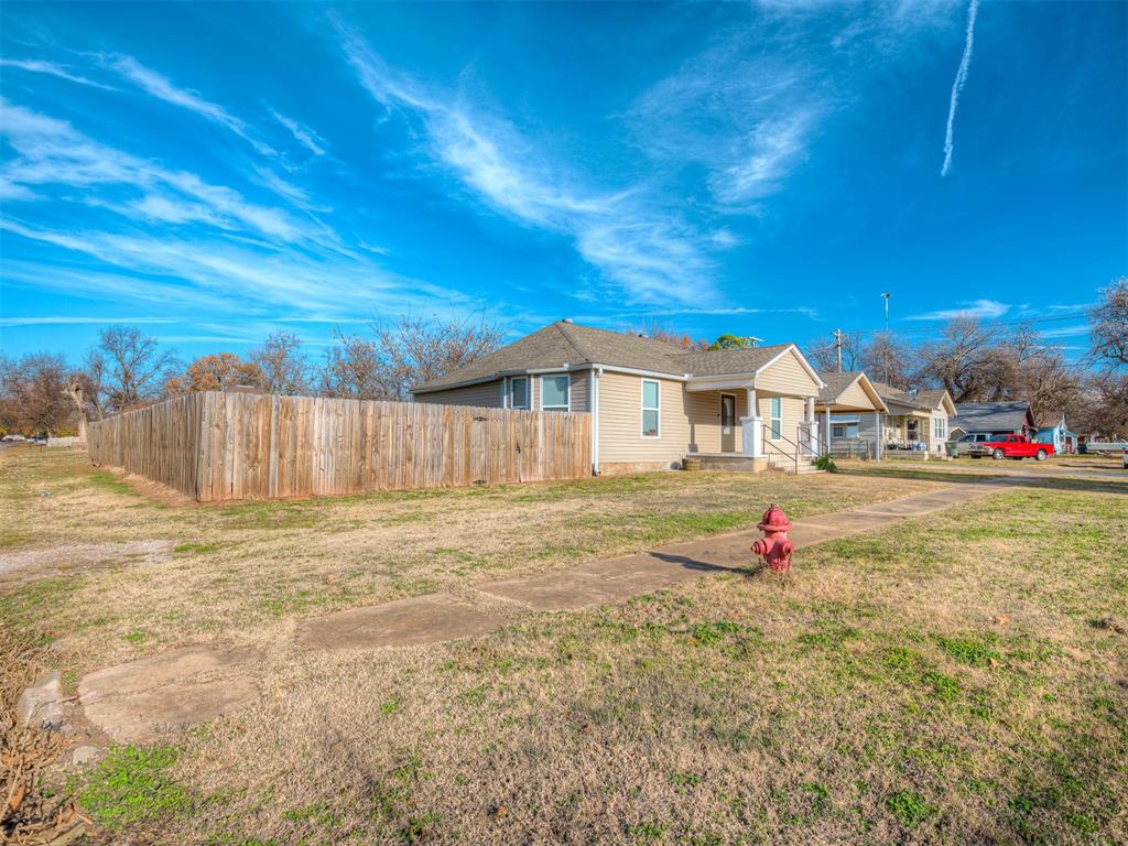 603 E Charles Avenue