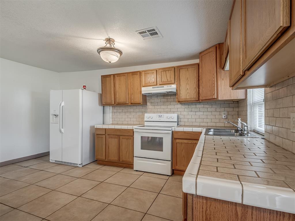 603 E Charles Avenue