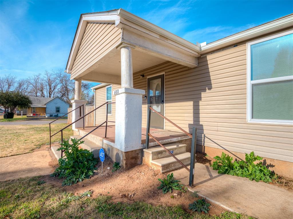 603 E Charles Avenue