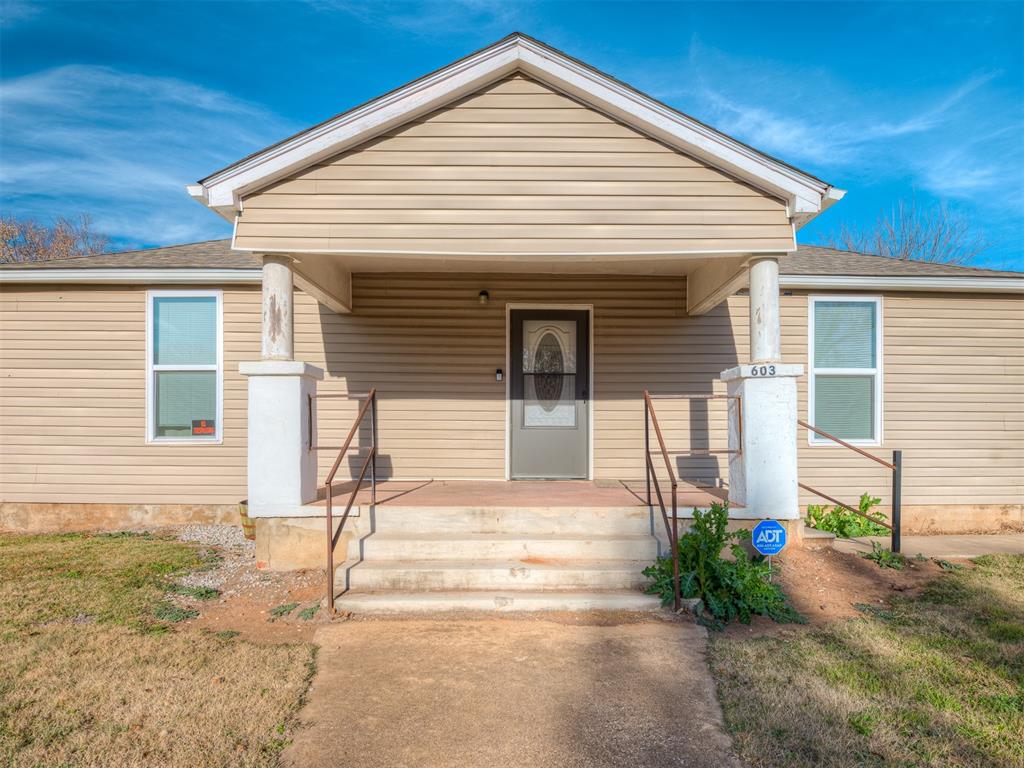 603 E Charles Avenue