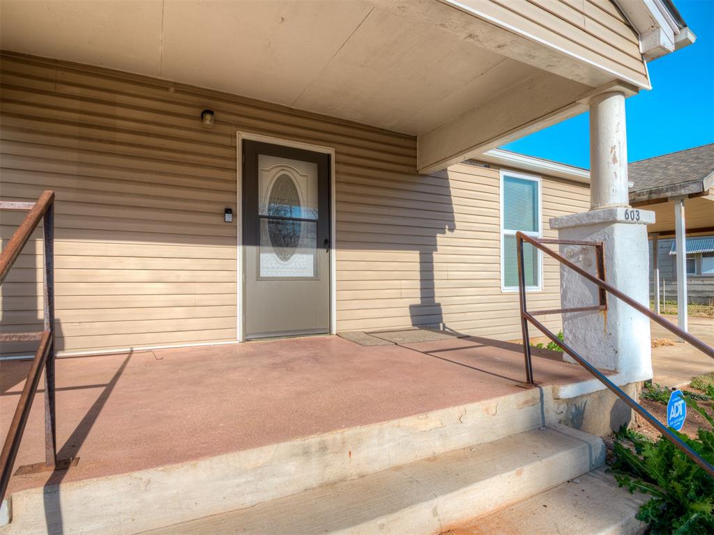 603 E Charles Avenue