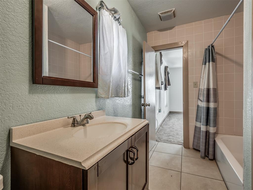 603 E Charles Avenue