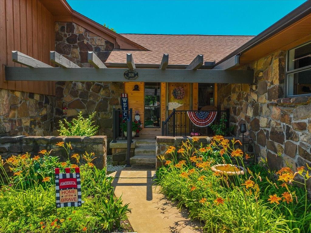 308 W Chickasaw Avenue