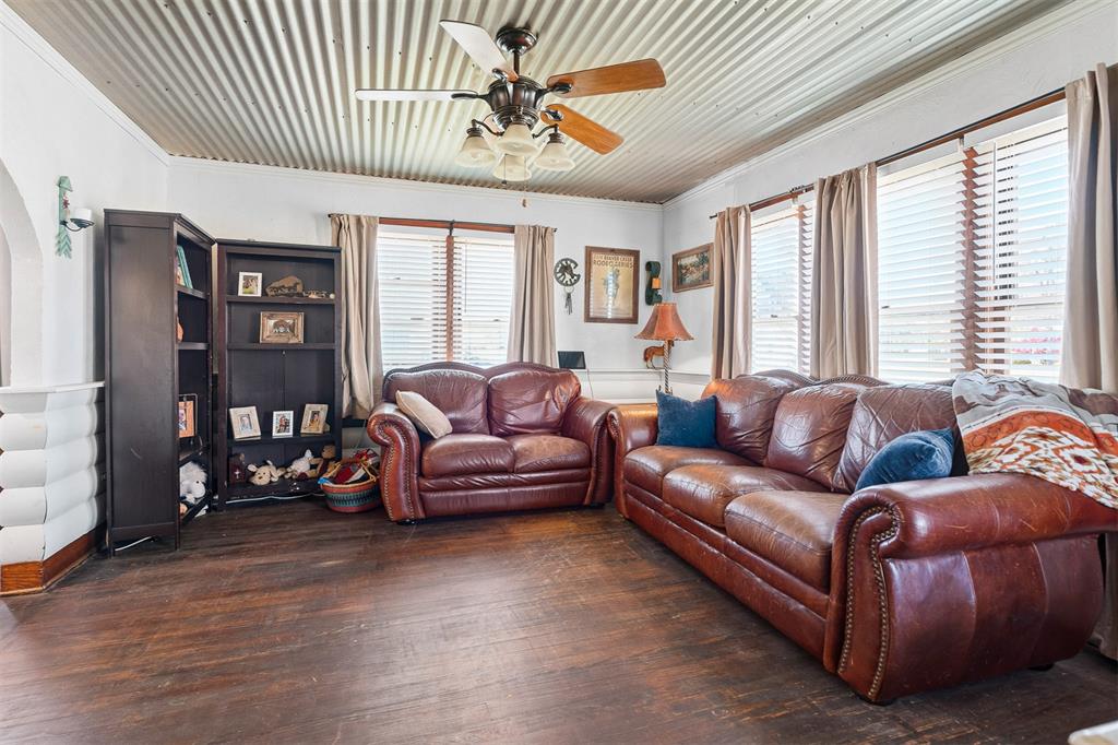 504 E Charles Avenue