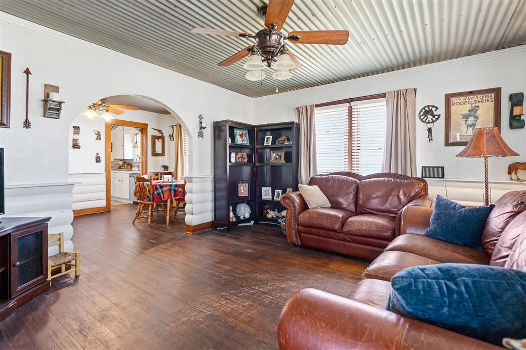 504 E Charles Avenue