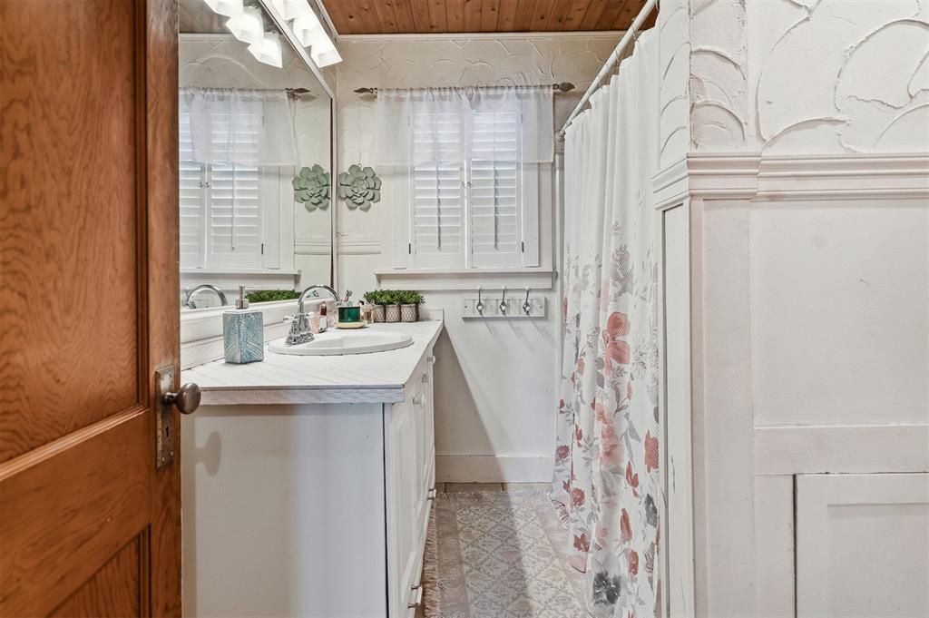 504 E Charles Avenue