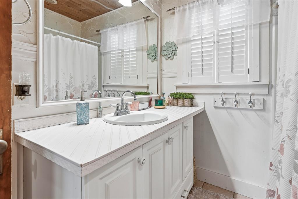 504 E Charles Avenue