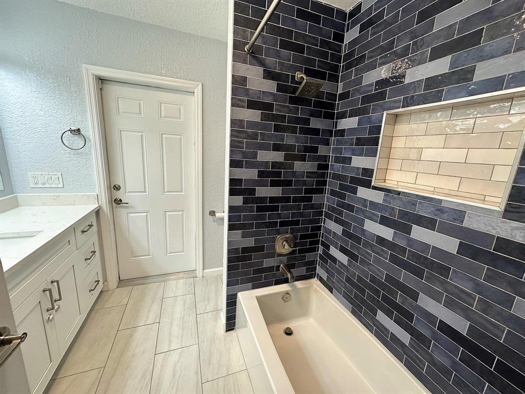 5052 Woodstone Circle N