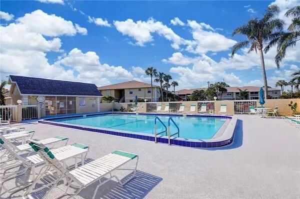 1542 SE Royal Green Circle 102