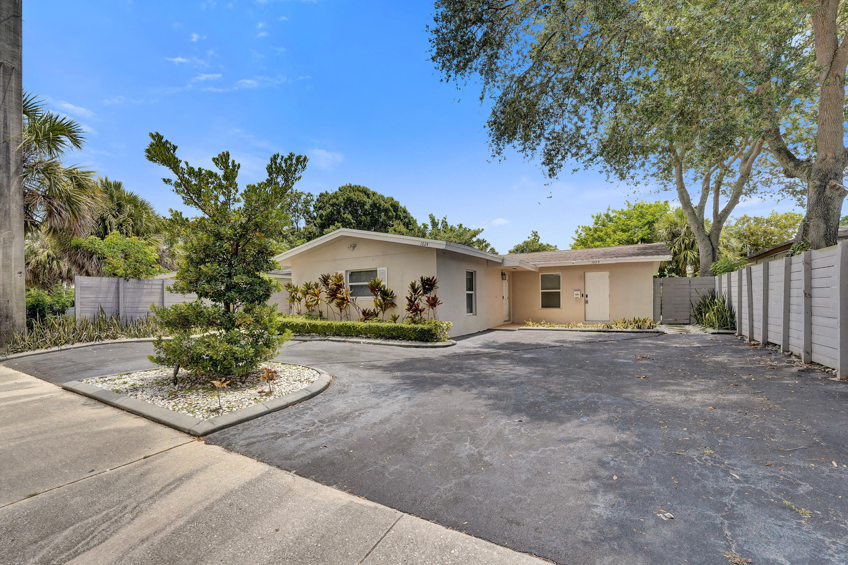 1624 NW 9TH Avenue