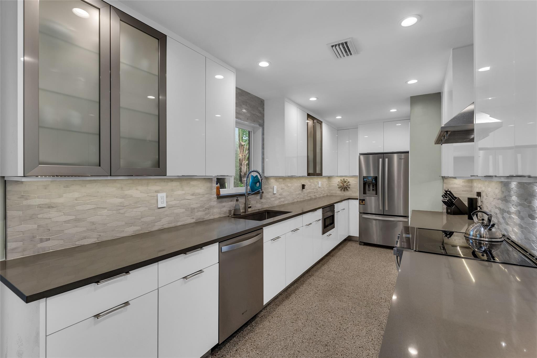 2833 NE 3rd Ter