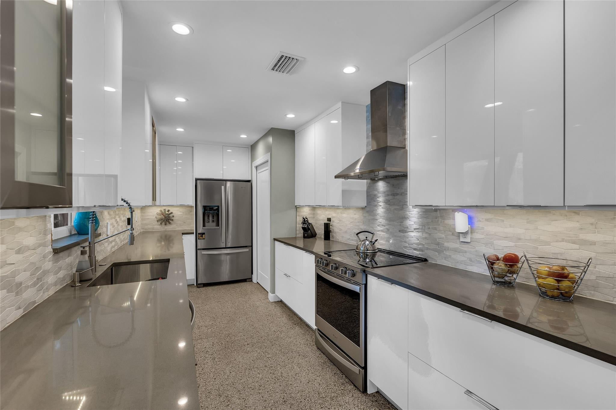 2833 NE 3rd Ter