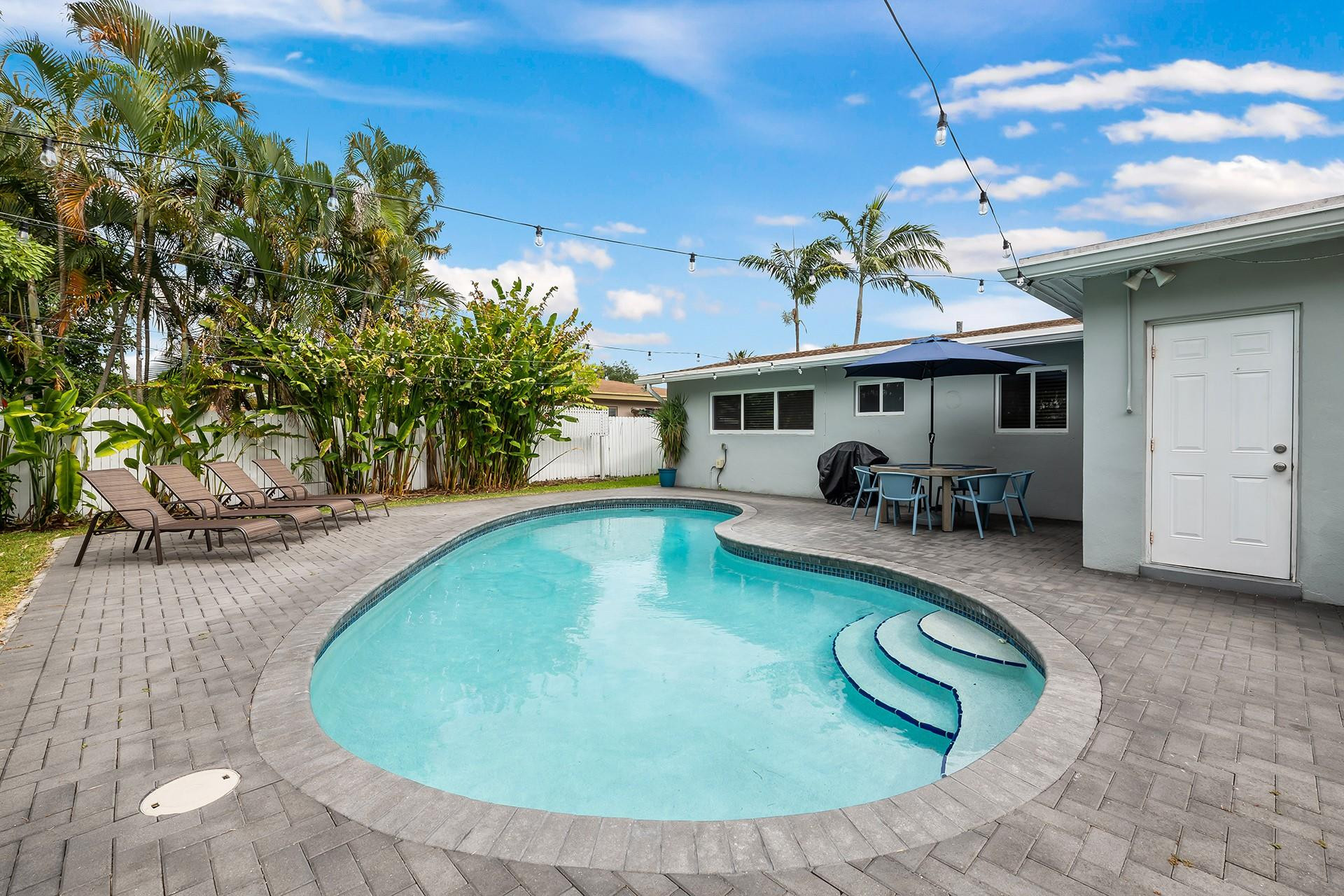 809 NW 28th St
