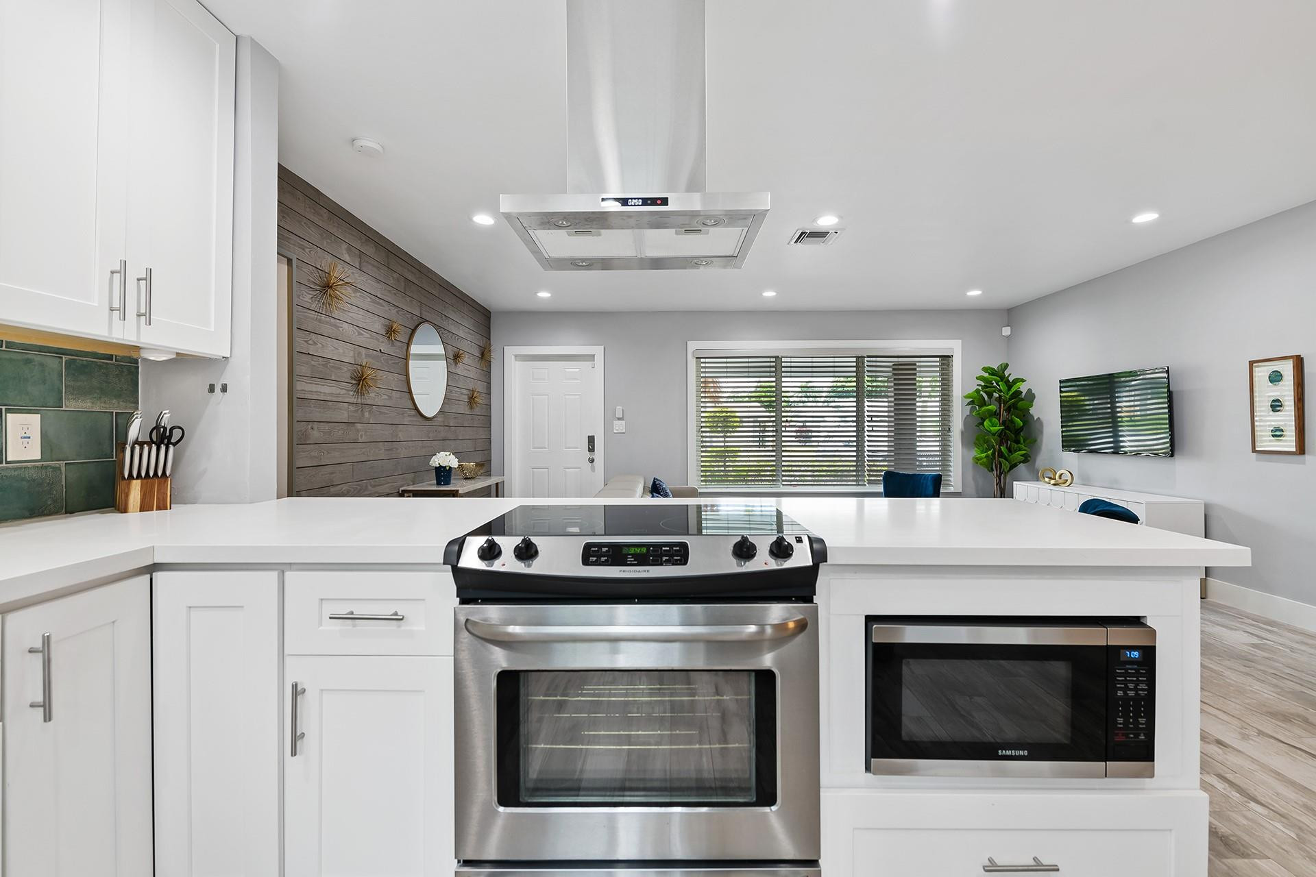 809 NW 28th St