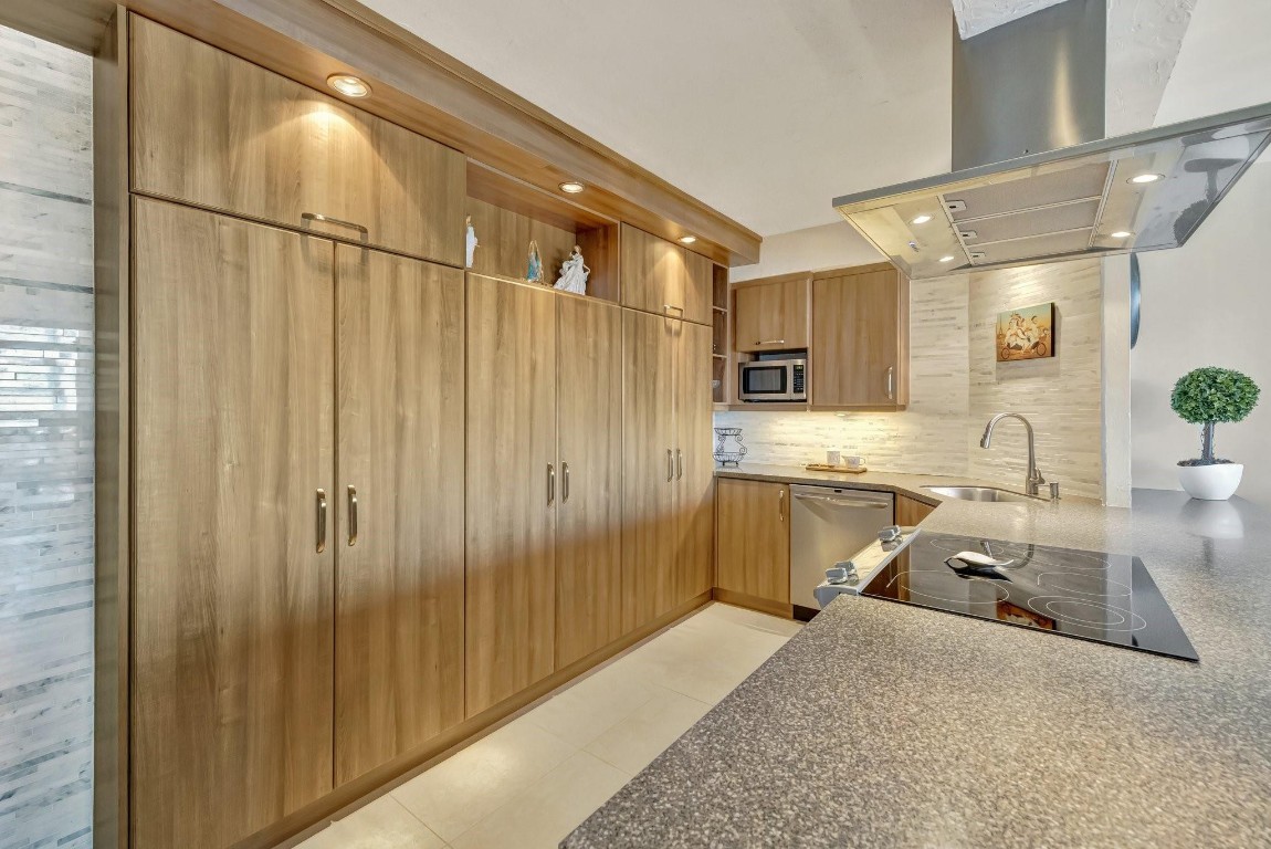 3300 NE 36th St 1204