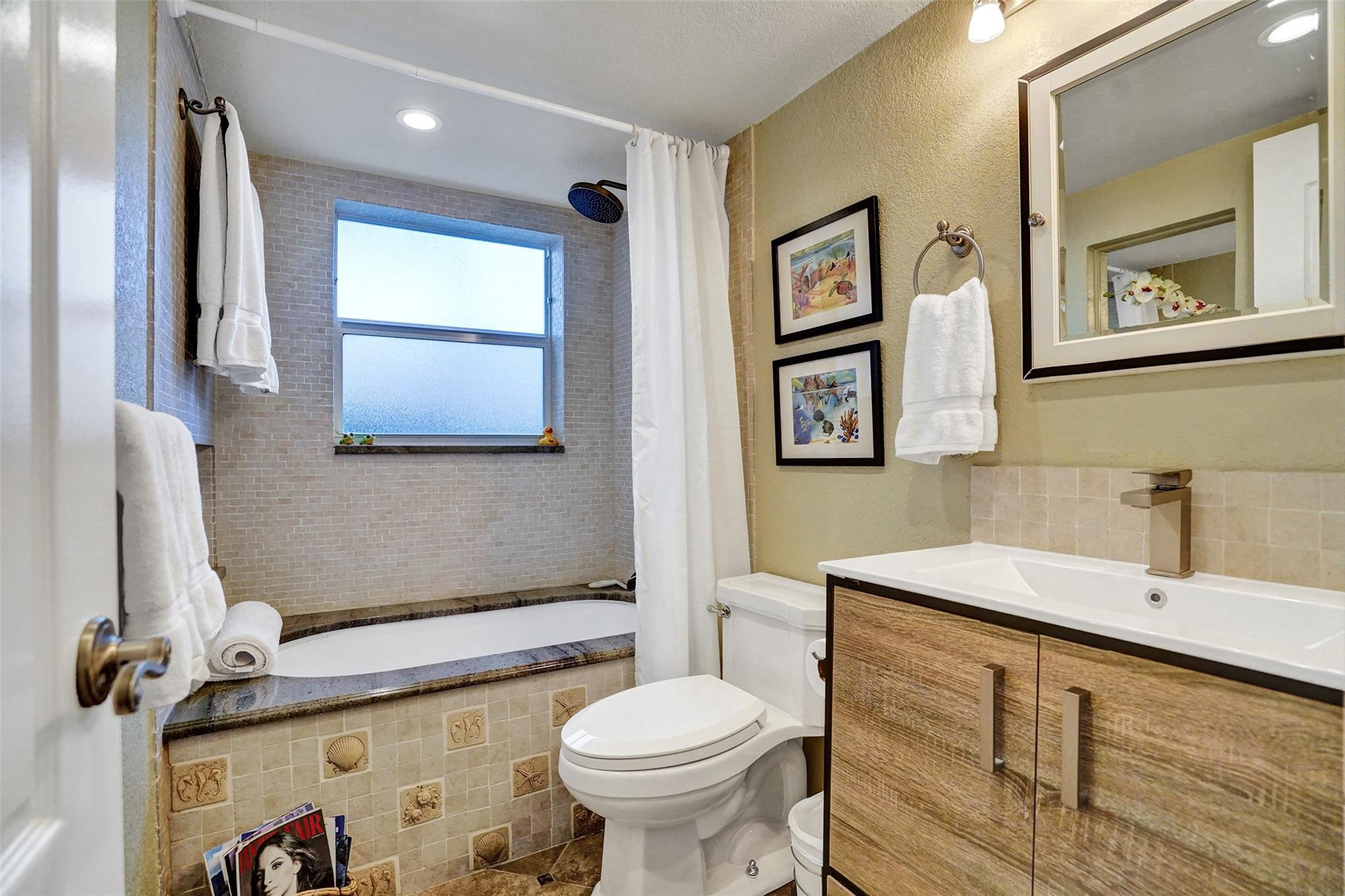 1332 Bayview Dr 101