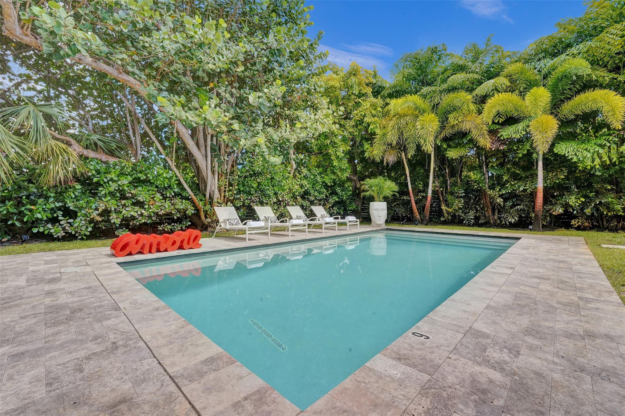 539 NE 25th Street