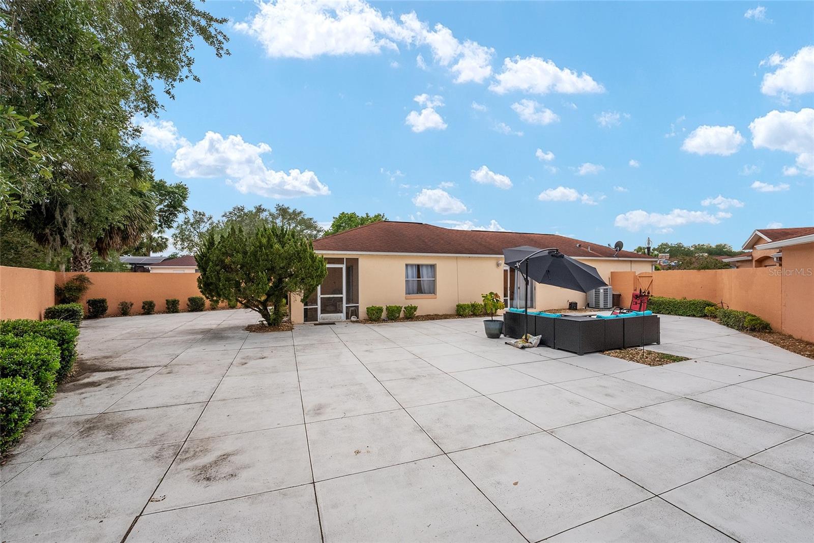 939 MENDOZA BLVD