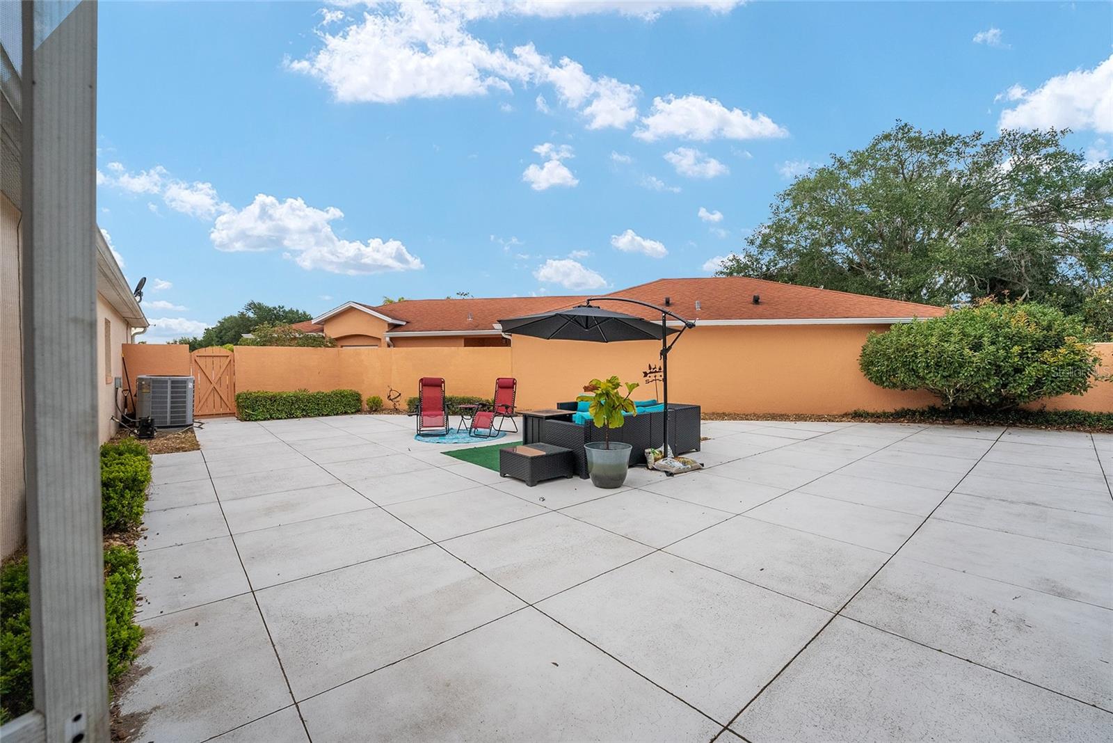 939 MENDOZA BLVD
