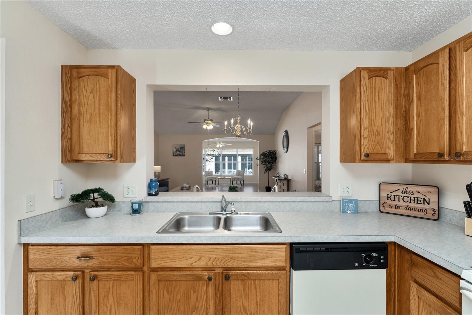 2715 LA POSADA DR