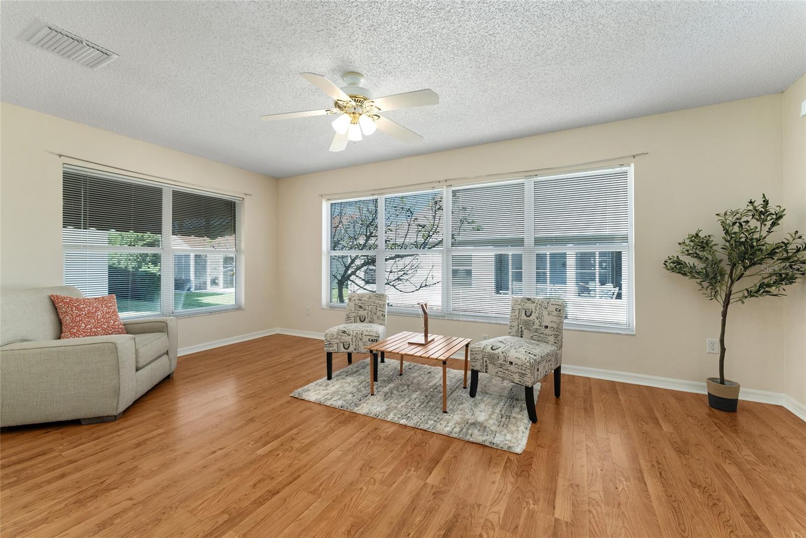 2715 LA POSADA DR
