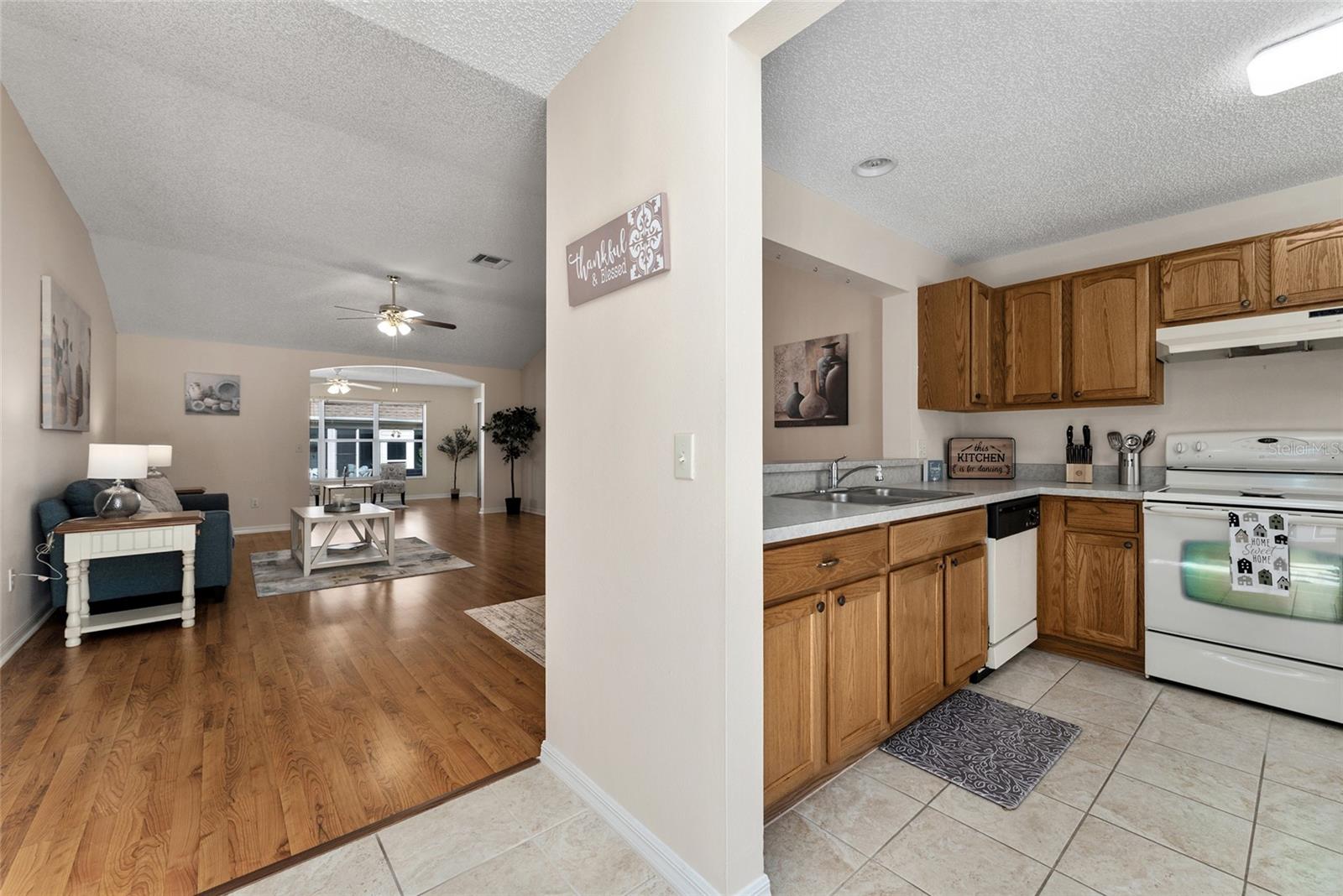 2715 LA POSADA DR