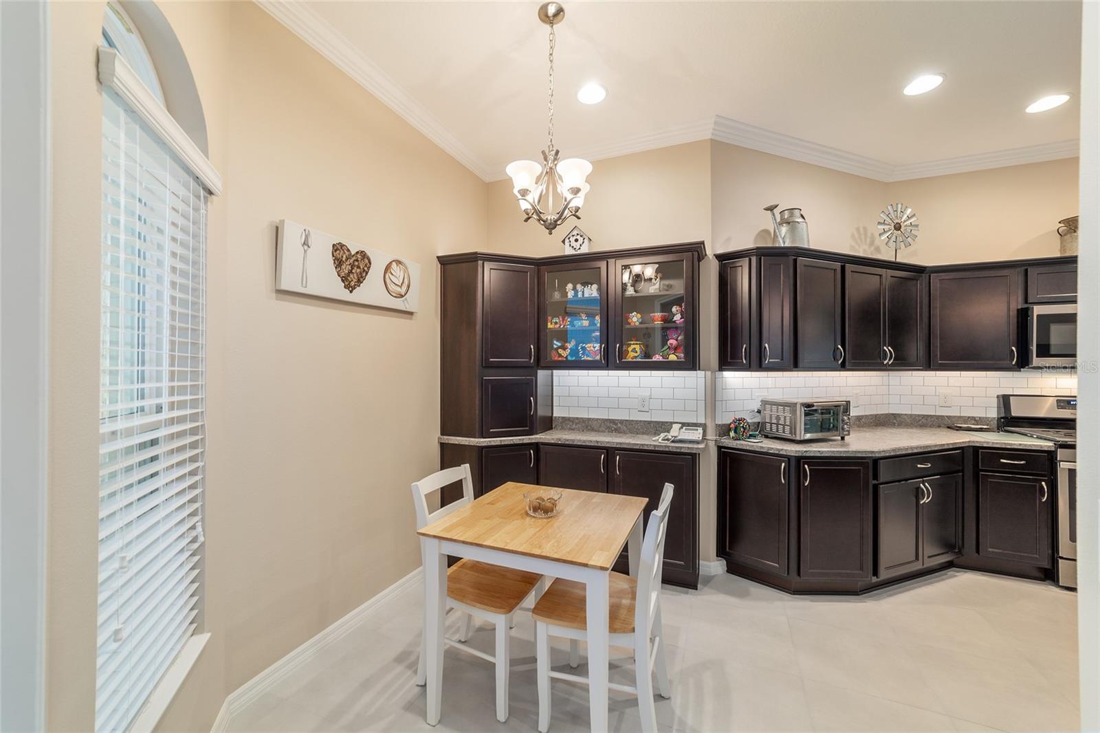 6083 DELPHINA LOOP