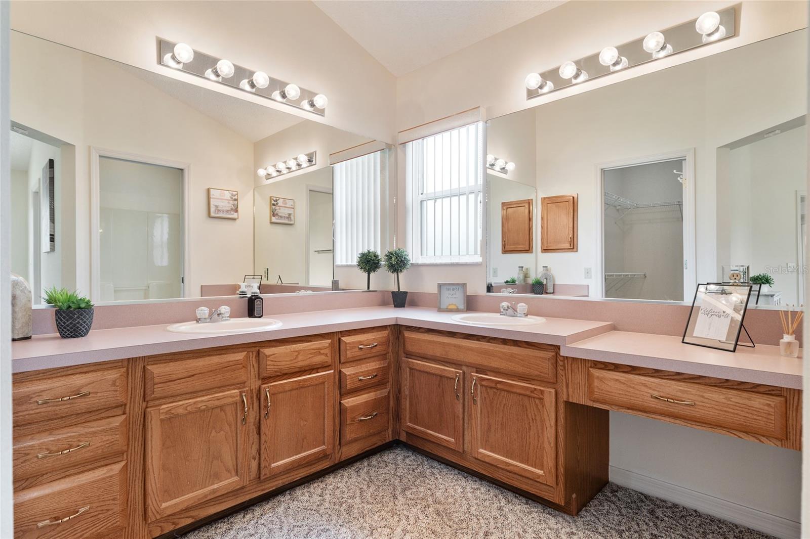 702 MELENDEZ WAY