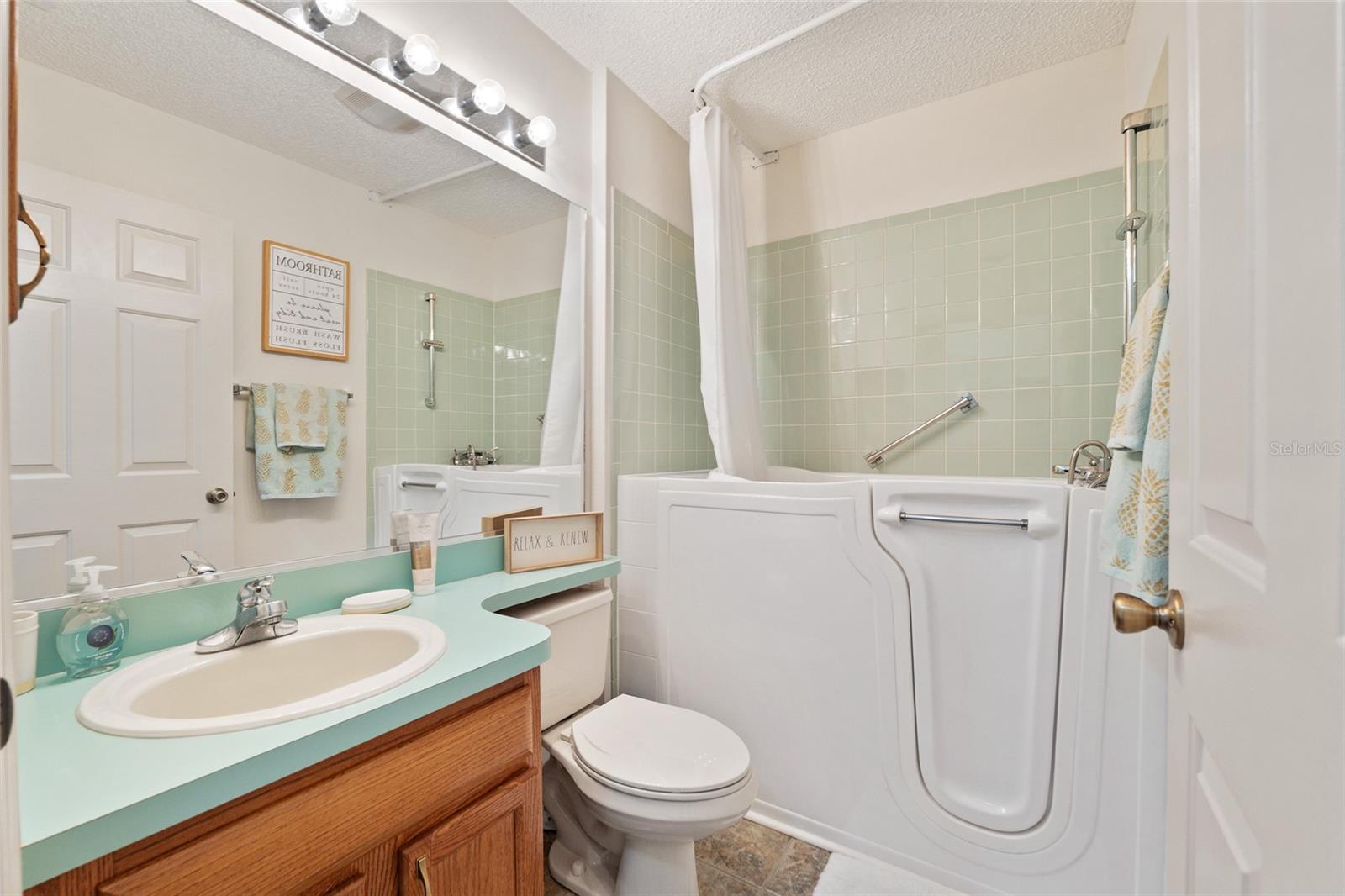 702 MELENDEZ WAY