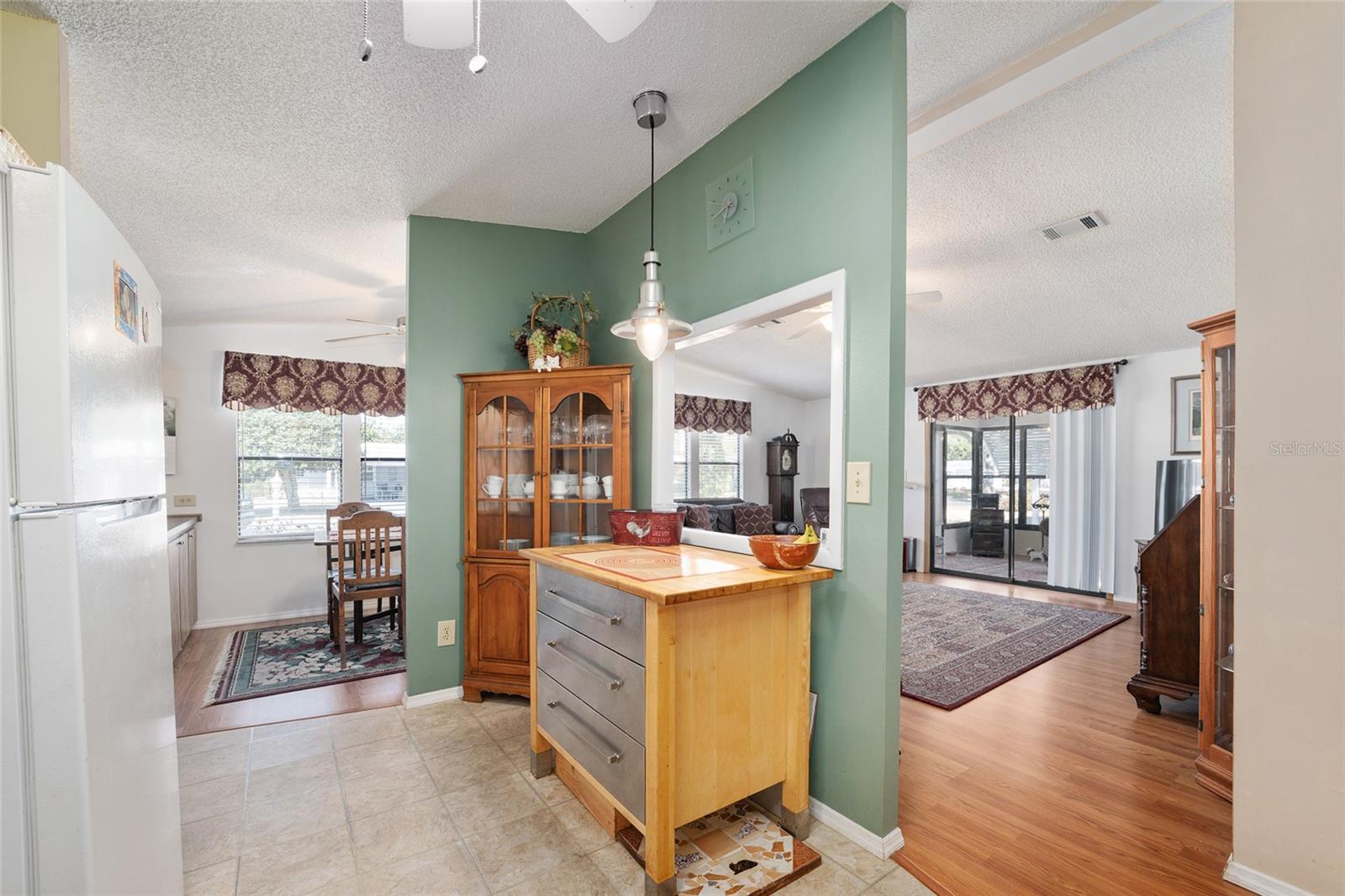 1874 W SCHWARTZ BLVD