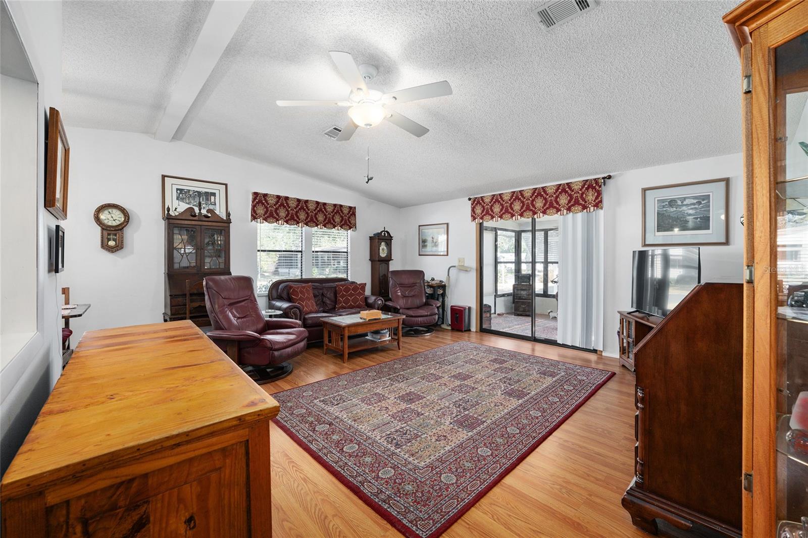 1874 W SCHWARTZ BLVD