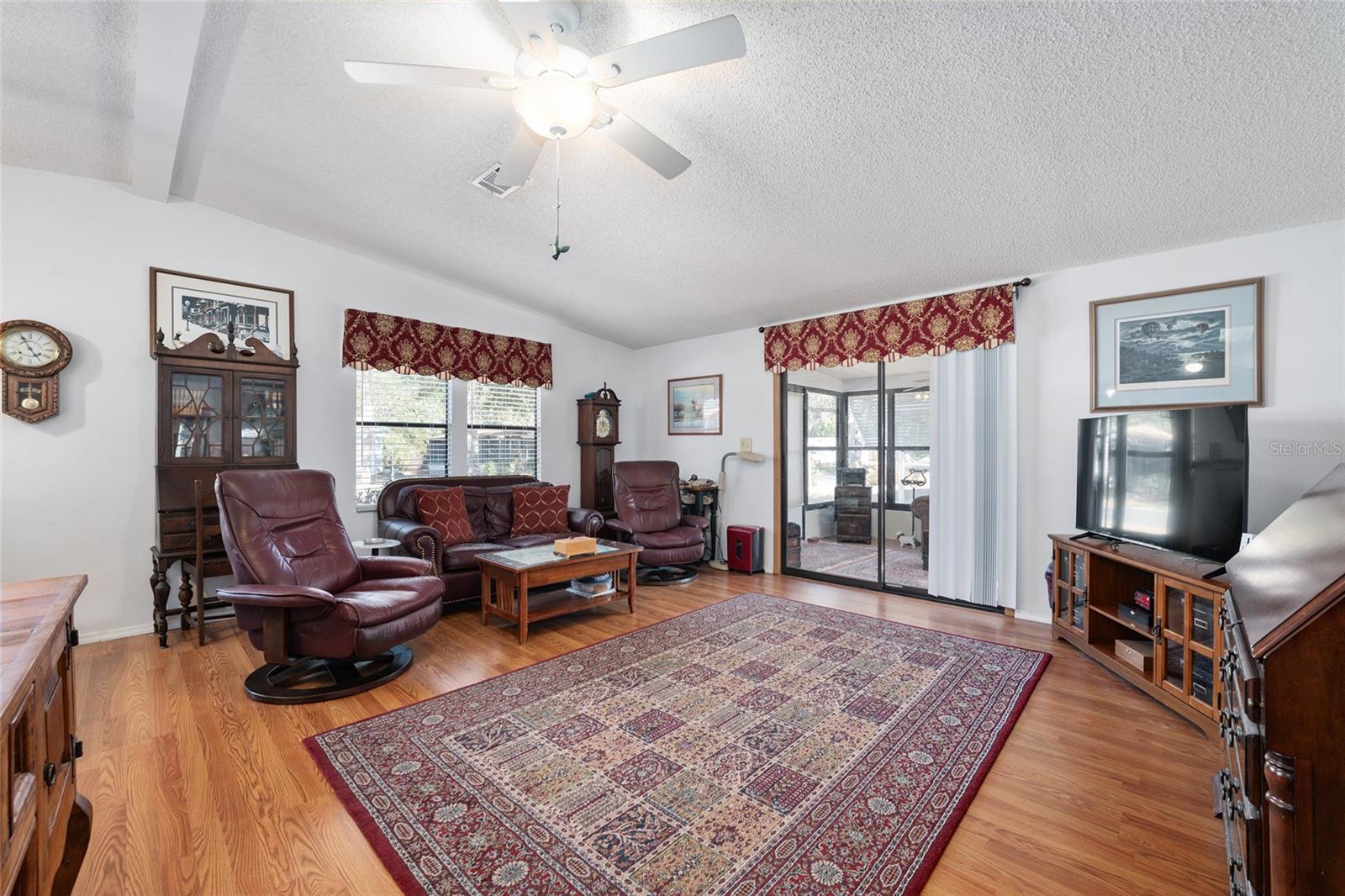 1874 W SCHWARTZ BLVD