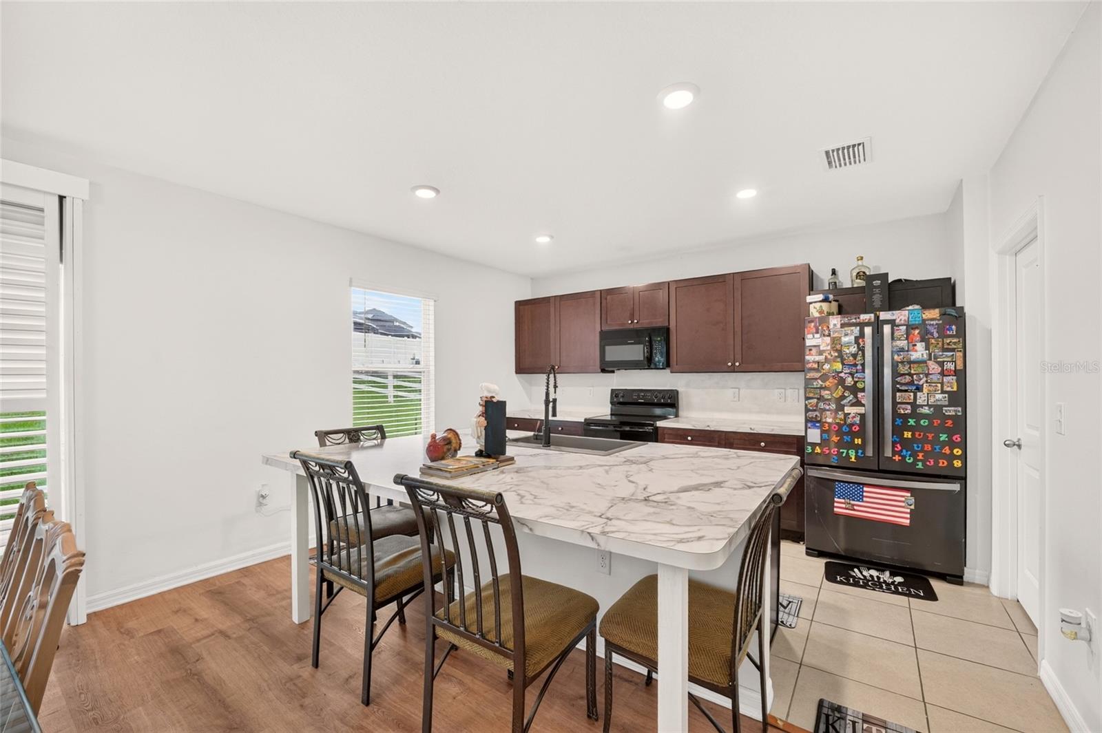 483 W RUNYON LOOP