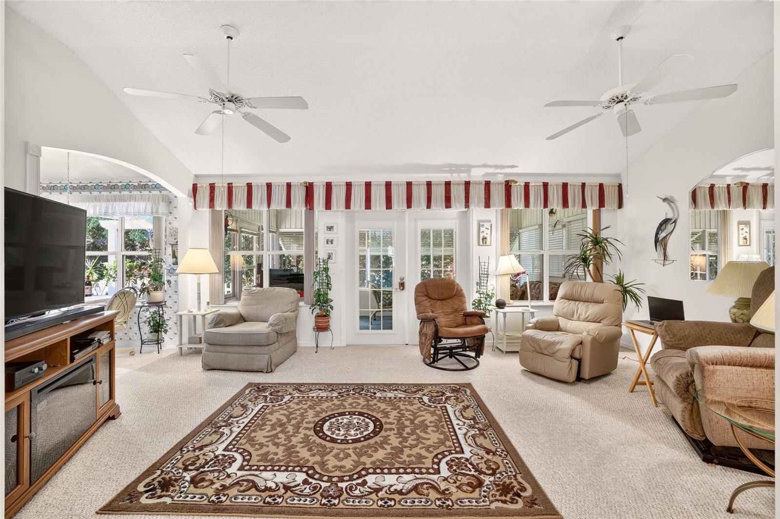 916 RAMOS DR