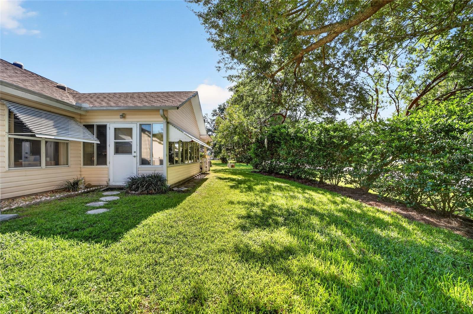 916 RAMOS DR