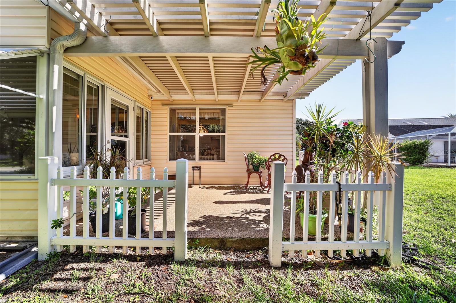 916 RAMOS DR