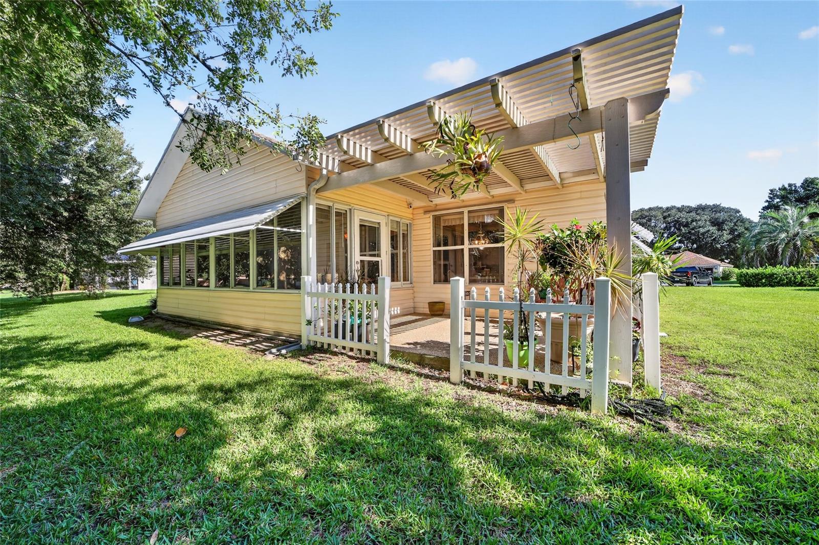 916 RAMOS DR