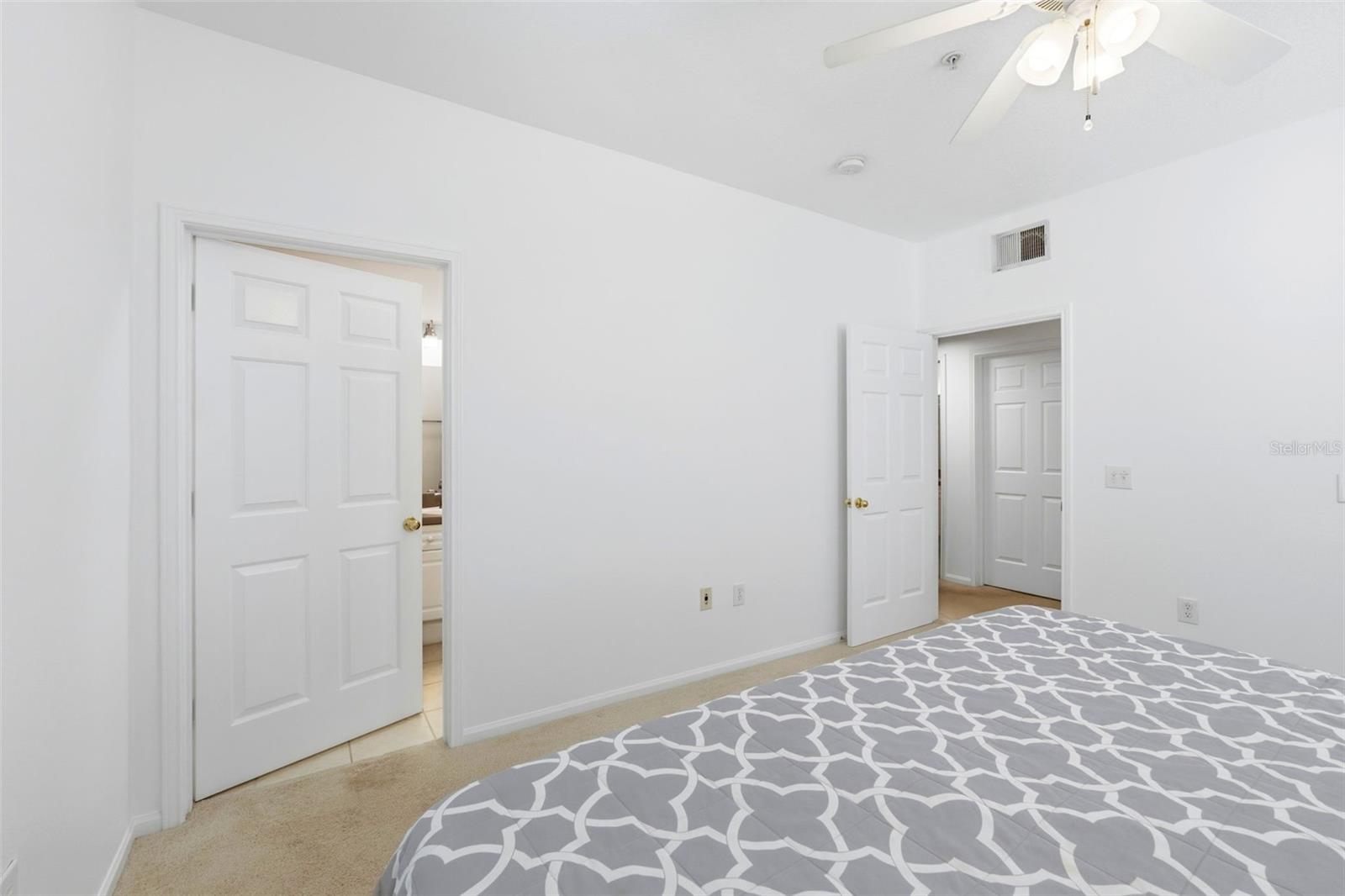 231 GOLDENRAIN DR #101