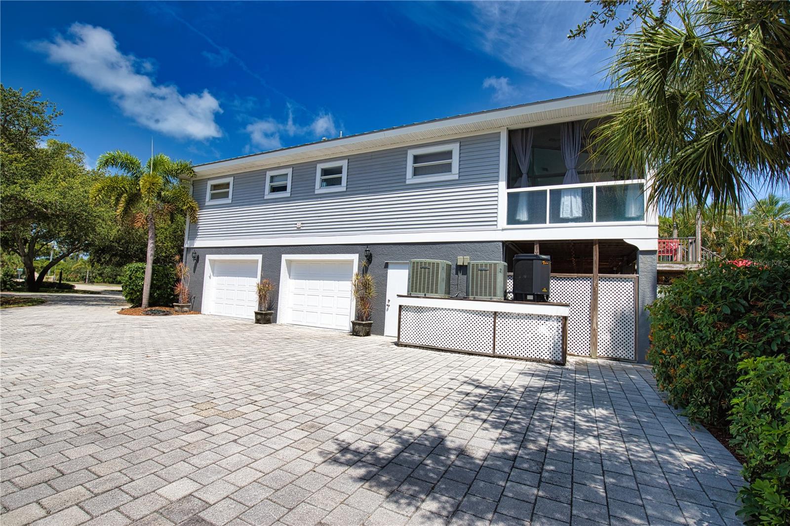 10110 CREEKSIDE DR