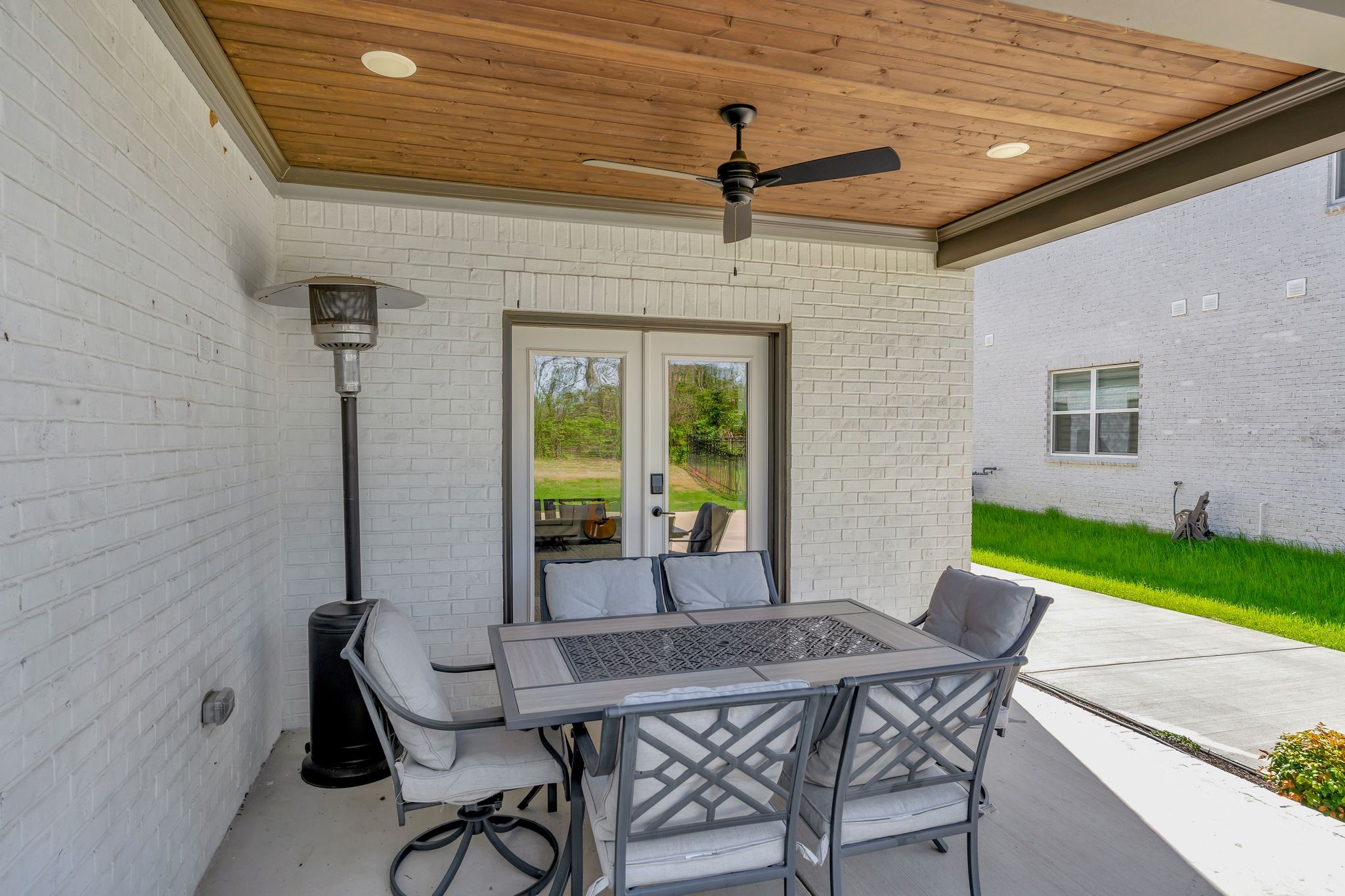 3270 Sassafras Ln