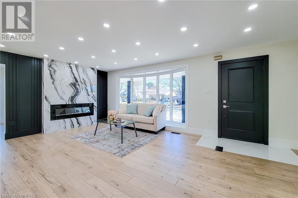 602 JENNIFER Crescent