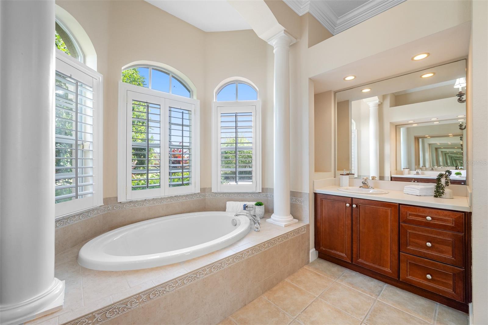 13039 THOROUGHBRED DR