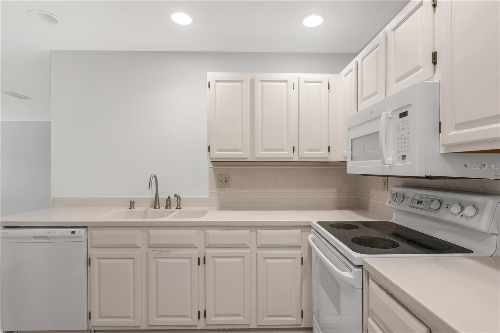 601 ARBOR LAKE LN #601