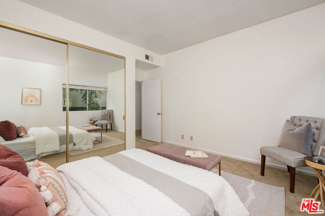 5139 Balboa Blvd Unit: 9