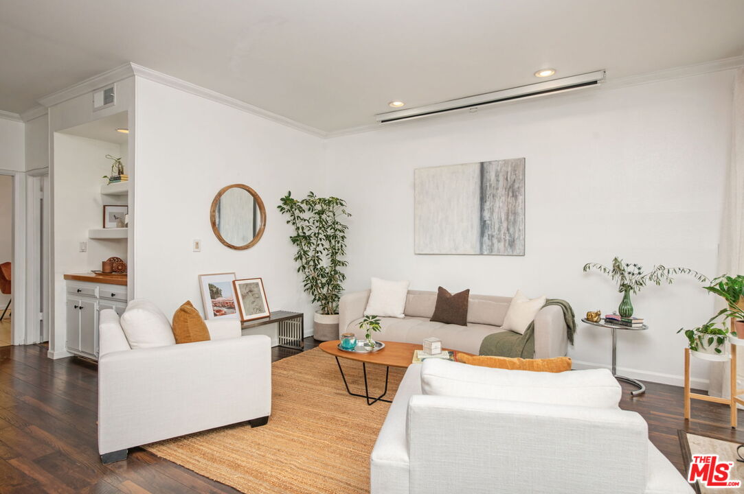 5139 Balboa Blvd Unit: 9